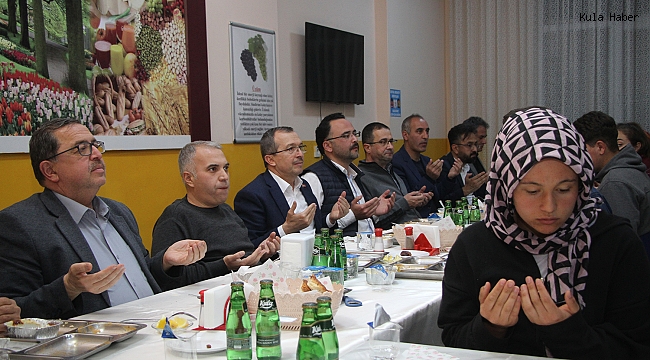 Milletvekili Aydemir ve protokol üyeleri İmam Hatip'li öğrencilerle iftar açtı
