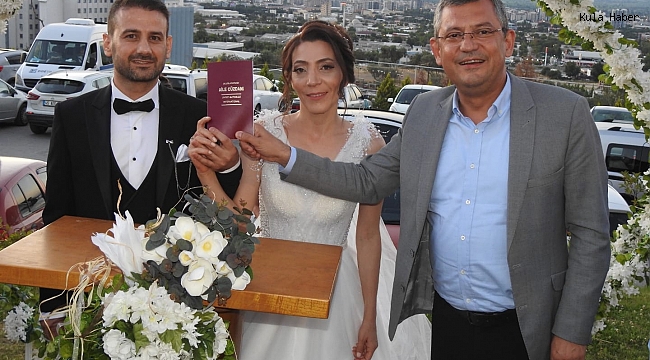 Cangül çiftinin nikah şahitliğini CHP Gurup Başkanvekili Özel yaptı