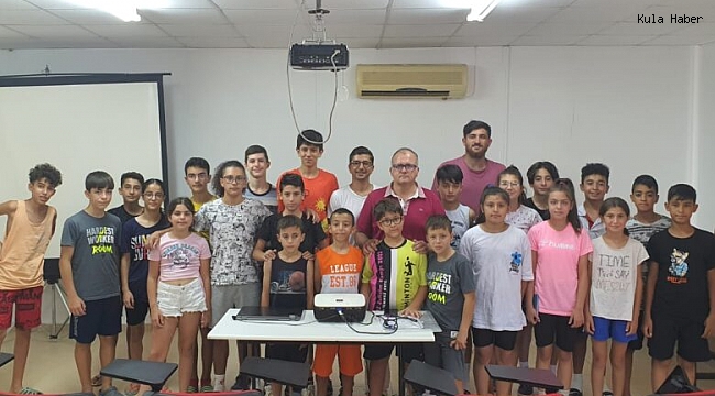 Kula'nın damadı Türkiye'den gelen öğrencilere destek verdi