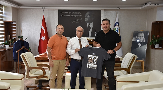 İş insanı Aydın Kaya Salihli Belediye Başkanı Zeki Kayda'yı ziyaret etti