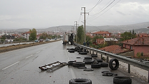 Tırdan savrulan hurda lastikler trafiği etkiledi