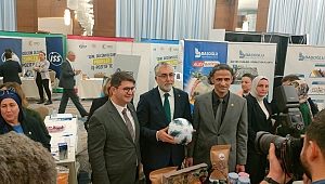 Kula’da dikilen futbol topu Bakan Işıkhan’a hediye edildi