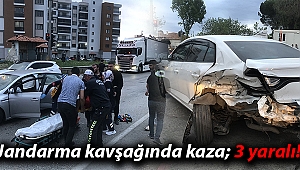 Jandarma kavşağında kaza; 3 yaralı!