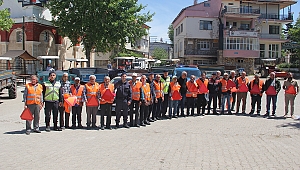 Traktör sürücülerine reflektör ve yelek dağıtıldı