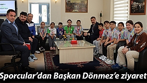 Şampiyon sporcular, başarılarını Başkan Dönmez'le paylaştı
