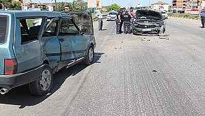 2 otomobil kavşakta çarpıştı; 1 yaralı