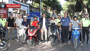 Kula’da motosiklet sürücülerine ücretsiz kask dağıtıldı