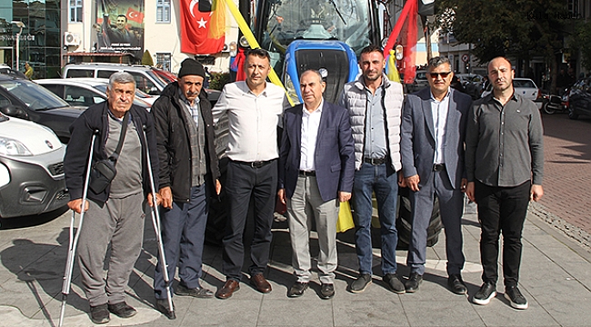 Şehitlioğlu Mahalle Muhtarı Ali Osman Piştav, bölgenin en güçlü traktörünü teslim aldı