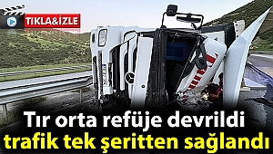 Tır orta refüje devrildi; trafik tek şeritten sağlandı